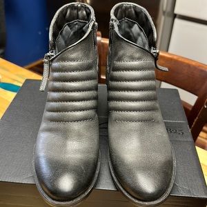 LIKE NEW!! Clarks Movie Retro ankle booties